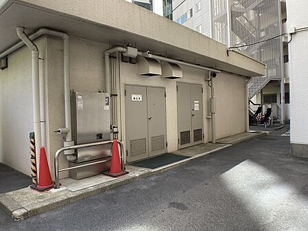 【共用部/集会室】マンションの敷地内には、会合などに利用できる集会室が設けられています。住民同士のコミュニケーションの場としても役立ちます。/2026年5月撮影