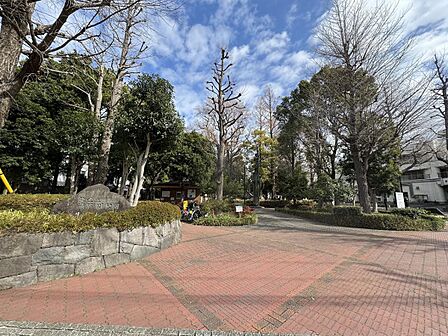 【滝野川公園/600m】水と緑が多く、幅広い世代に利用される公園です。防災設備が整い、周辺施設とともに地域の防災拠点となっています。
