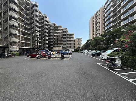 ・敷地内に駐車場を備え、お車を利用される方にも便利な住環境です