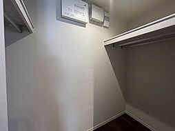 【ウォークインクローゼット】洋服はもちろん寝具や季節家電、スーツケースなど家中の物をまとめて収納しちゃって下さい！