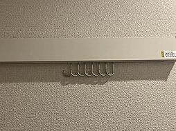 画鋲や釘を使わずに、ちょっとした物かけに大変便利な化粧幕板を備えた洋室♪