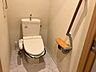 トイレ：洗浄機能付き暖房便座のトイレです。