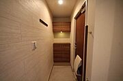 玄関ホールにはシューズボックスがあります。