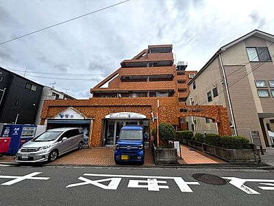 外観：【綱島ダイヤモンドマンション】横浜市グリーンライン「東山田」駅まで徒歩10分、「高田」駅まで徒歩12分の立地。毎日の通勤・通学や休日のお出掛けにも便利です。/2026年9月撮影