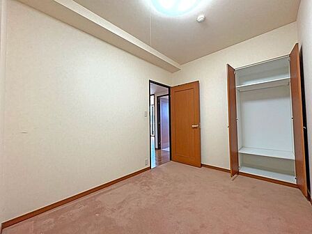 【洋室/約5.1帖】玄関近くに設けられている居室です。独立しているため、趣味や仕事部屋などにおすすめです。クローゼットが備わっています。/2026年1月撮影