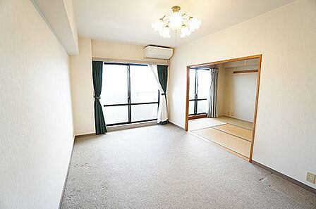 【リビング・ダイニング】隣接する和室約6.0帖と隣接しており、扉を開放することで広々とした空間として一体利用が可能です。/2026年7月撮影