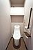 トイレ：【1階トイレ】ホワイトを基調とした清潔感の漂う空間です。トイレは温水洗浄便座付きで、1年中快適にご使用いただけます。/2026年3月撮影