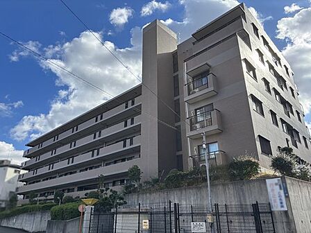 【現地外観写真】近鉄奈良線「富雄」駅まで徒歩8分!地下1階付き地上5階建マンション、4階部分の住戸です。