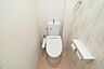 トイレ：【トイレ】手洗い器＋温水洗浄便座付き。タオルハンガーと、2連式のトイレットペーパーホルダーが備わっています。