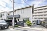 外観：【現地外観写真】軽量鉄骨造2階建の住まい。カースペースを2台分設けています。阪神本線「甲子園」駅まで徒歩14分の立地です。