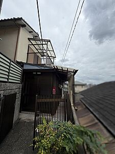 外観:【現地外観写真】京阪石山坂本線「唐橋前」駅まで徒歩8分。小学校まで徒歩5分、コンビニまで徒歩9分の住環境です。 外観:【現地外観写真】京阪石山坂本線「唐橋前」駅まで徒歩8分。小学校まで徒歩5分、コンビニまで徒歩9分の住環境です。