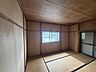 和室：【2階和室/約6.0帖】南・東側の2面採光です。バルコニーへ出入りいただけます。