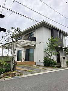 外観:【現地外観写真】積水ハウス(株)施工、軽量鉄骨造かわら・ソーラーパネルぶき2階建「4LDK+S(納戸)」の住まい。太陽光発電システムが搭載されています。 外観:【現地外観写真】積水ハウス(株)施工、軽量鉄骨造かわら・ソーラーパネルぶき2階建「4LDK+S(納戸)」の住まい。太陽光発電システムが搭載されています。