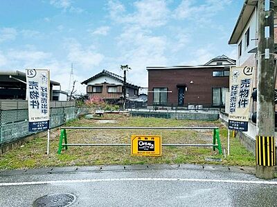 外観：自然豊かでのどかな住宅街です。