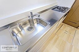 [キッチン] ワイドなシンクですね！水が跳ねにくく洗物がしやすい家事が楽々仕様のシステムキッチンです！デザイン性と機能性を兼ねたキッチンで清潔感がありますね！