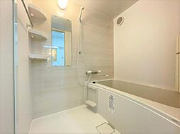 [風呂] 【浴室】お掃除のしやすさ・収納の便利さ等、おふろを使う人、お手入れする人、みんなにとっての「使いやすさ」を追求した浴室を採用いたしました。