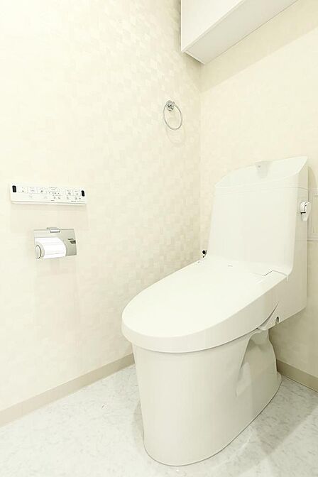 トイレです。広々とした延床面積５８．８m2の居室空間、更に洋服をひとまとめに収納できるウォークインクロゼット有なので、分厚いコートなど冬物の収納に便利です。