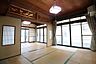 室内：日当たりの良い２間続きの和室