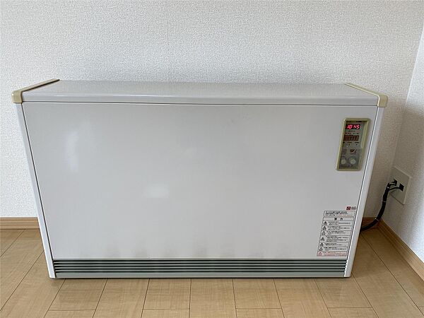 画像10:蓄熱暖房機