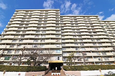 10階・南向きにつき陽当り・眺望良好。開放感あるリバービューが魅力です。2026年1月フルリフォーム完成済みで室内も◎。ペット飼育、全室エアコン設置可能。管理費月額4,000円も嬉しいポイントです。
