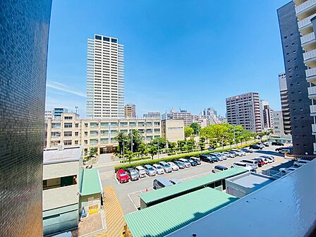 10階・南向きにつき陽当り・眺望良好。開放感あるリバービューが魅力です。2026年1月フルリフォーム完成済みで室内も◎。ペット飼育、全室エアコン設置可能。管理費月額4,000円も嬉しいポイントです。