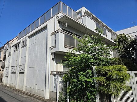 鉄筋コンクリート造りの3階建ての2階部分です。※こちらの写真は、画像調整を行っています。