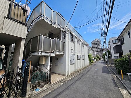駅周辺はスーパーやコンビニがあり、日々のお買い物も便利な環境※こちらの写真は、画像調整しています