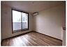 洋室：広い10.5帖南向き明るい2階角部屋