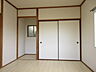 室内：白っぽい床に新しく張り替えてより明るい印象のお部屋になりました