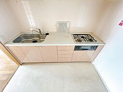 [キッチン] シンクが広くて洗い物が多くても困りません。コンロが三口で調理台も広く、お料理がはかどります。掃除もしやすく、普段のキレイも持続できます。室内（2022年5月）撮影