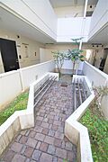 共用廊下、おしゃれな中庭があります。