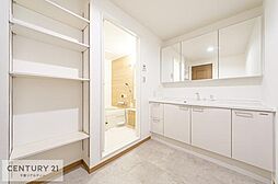 [洗面] 広々した洗面所です！洗面所にはリネンスペースにも使用できる棚がついております。タオルやシャンプー、トリートメントなどの消耗品がスッキリとストックできそうですね。