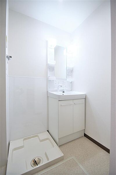画像16:洗面所にはシャワー付き洗面化粧台・洗濯機置き場があります。