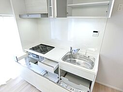 [キッチン] スライド式のキッチン収納は、奥のものまで取り出しやすく、収納力もございます。