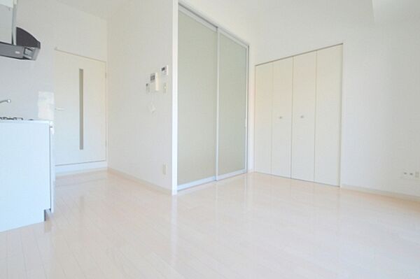 画像3:LDK7.5帖・洋室3.5帖・東向きの白を基調とした明るいお部屋です。