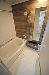 [風呂] ホテルような高級感溢れるバスルーム。浴室乾燥暖房機付きなので雨の日でも洗濯物が干せます。