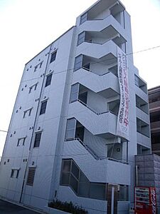 外観：外壁タイル張りのマンション