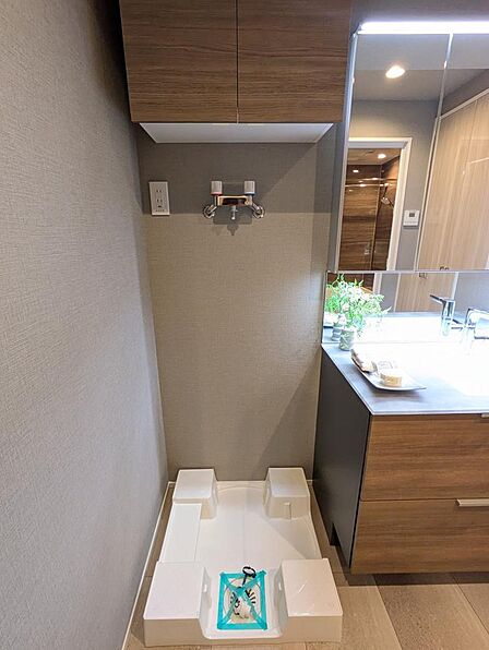 棚のある室内洗濯機置き場(2026年8月撮影)※家具、調度品は販売価格に含まれておりません。