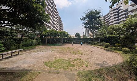 近くに公園があり、お子様とたくさん遊べますね。