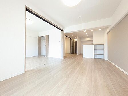 大きな窓から差し込む柔らかな光がリビング全体を明るく包み込みます。ゆとりのある空間設計で、家族が自然と集まり、思い思いの時間を過ごせる場所。毎日の寛ぎも、特別な日の団欒も、このリビングから始まります。