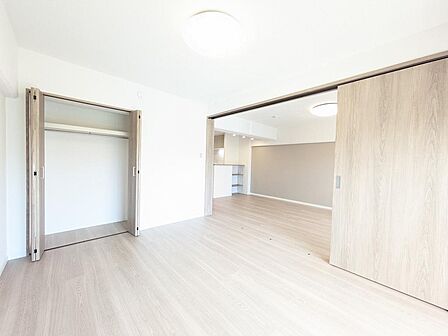 家族構成や成長に合わせて、使い方を変えられる洋室。子ども部屋として、趣味の空間として、将来は寝室としても活躍します。長く住み続けることを考えた、柔軟性のある一室です。
