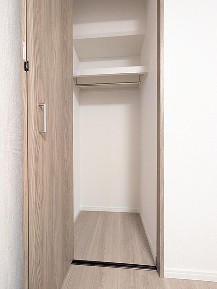 家族それぞれの衣類や小物をまとめて収納できるクローゼット。子ども服や季節のアイテムもすっきり片付けられ、家の中がいつも整った印象に。家事の負担を減らし、暮らしを快適にする頼れる収納です。