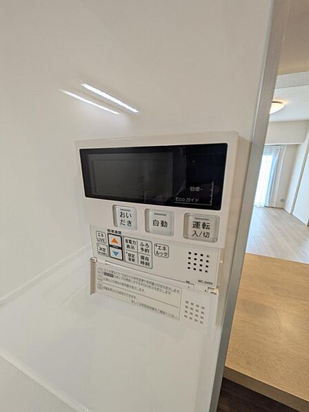 追焚機能付きのバスルームなら、いつでも温かいお風呂に入ることができます。家族の帰宅時間がバラバラでも、お湯の温度を調整できるため、ゆったりとした入浴タイムを実現できます。