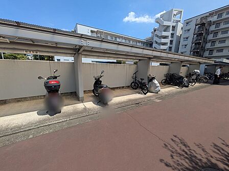 自転車やバイクを安心して置ける駐輪場を完備。毎日の通勤・通学や買い物にも便利で、家族みんなが気軽に使えます。住まいの暮らしやすさを支える、実用性の高い設備です。