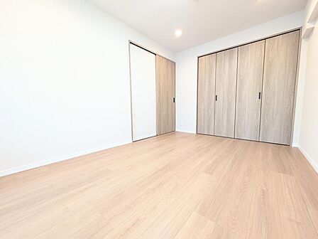 リビング横の6.5帖洋室です♪バルコニーにも出れるお部屋となっております!