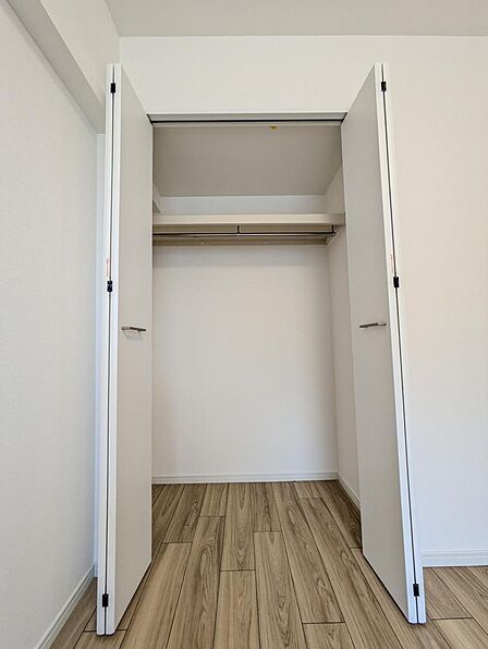 洋室(1)収納スペース♪他のお部屋同様クローゼットタイプです！パイプもありますがかけすぎ注意です♪（2026年7月撮影）