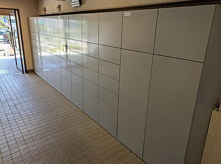 建物には宅配ボックスが設置されております！かなりの世帯数がありますため空いていればとなりますがぜひネット通販もご活用ください！（2026年7月撮影）