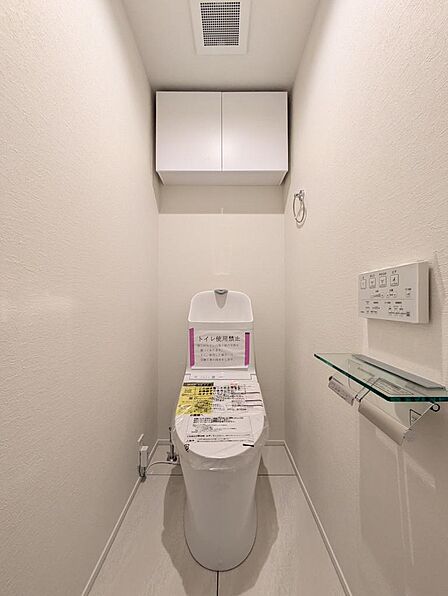 上部に棚付き!ペーパーホルダーは2つございます。少しものを置けるのもポイントです★(2026年8月撮影)