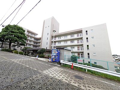 外観：白基調の重厚感のある外観。
