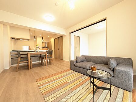 ダイニングとリビングをゆるやかに分けられる、使い勝手の良いLDK。家具の配置もしやすく、くつろぎの空間を演出できます。